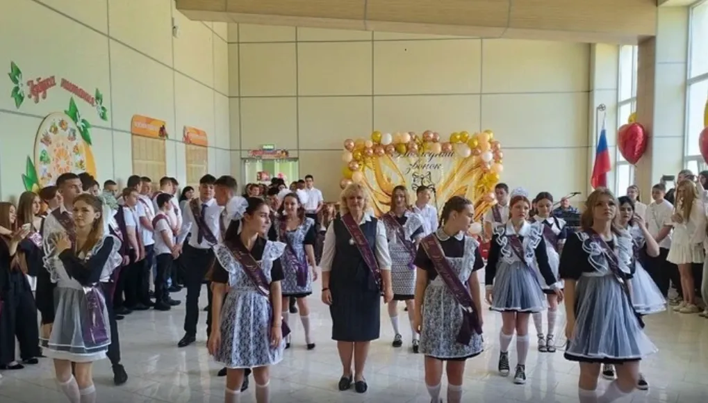 Окупанти використали останній дзвоник для вербування школярів до армії