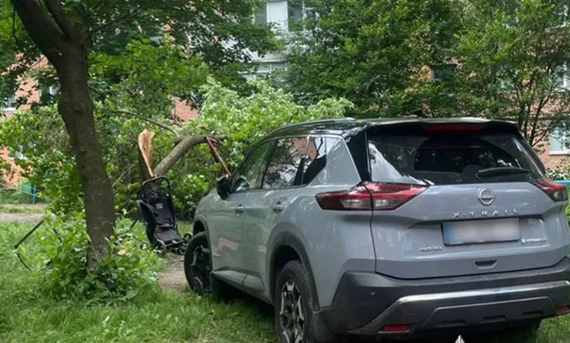 У Хмельницькому авто збило двох жінок і трирічну дитину: водійці раптово стало зле