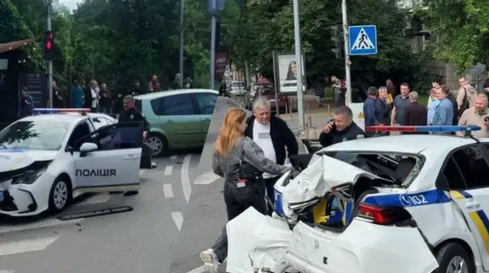 У центрі Києва мікроавтобус протаранив поліцейське авто та BMW