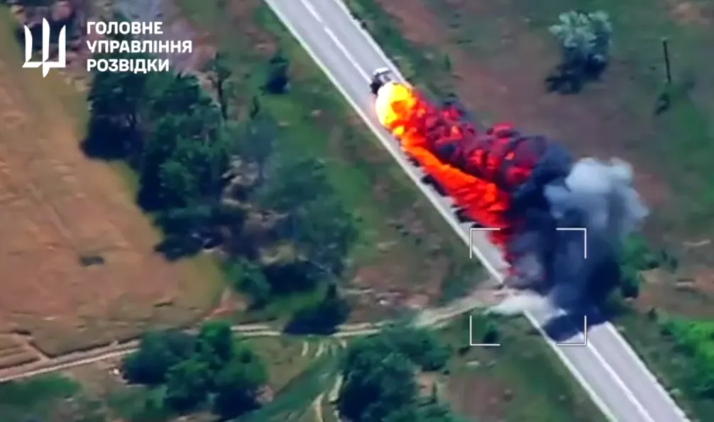 VIDEO: The Main Intelligence Directorate (GUR) showed the destruction of a Russian fuel tanker on the highway between Nova Kakhovka and Melitopol
