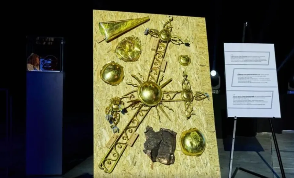 Krzyż strącony przez rosyjski dron w Ławrze Peczerskiej zaprezentowano na konferencji w Gdańsku