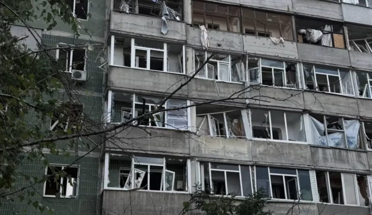 Російські дрони вдарили по багатоповерхівках у Сумах