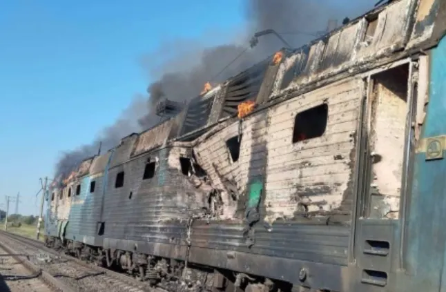 Россия во второй раз обстреляла пассажирский поезд в Запорожской области: пострадала проводница