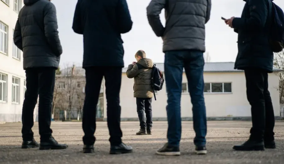 Батьків школяра зобов’язали виплатити 1 млн грн за травмування однолітка сумкою
