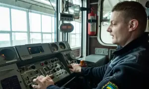 В КГГА выделили из бюджета 1,7 млн грн на доски для ремонта после приземлений