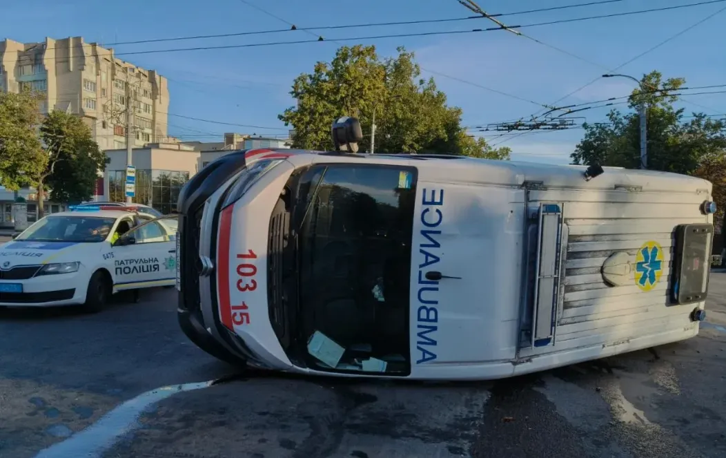 В Ровно произошло столкновение между «скорой» и автомобилем Dodge, пострадали трое медиков