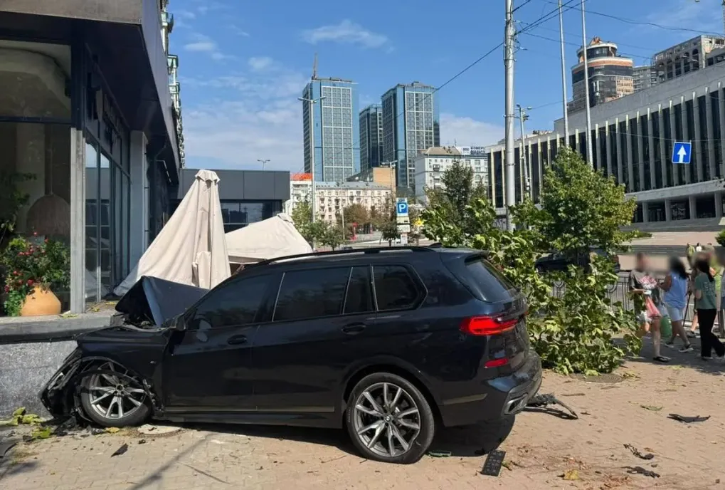 Відео: у Києві BMW знесло літню терасу, за кермом авто був Кирило Островський, якого раніше судили за смертельну ДТП