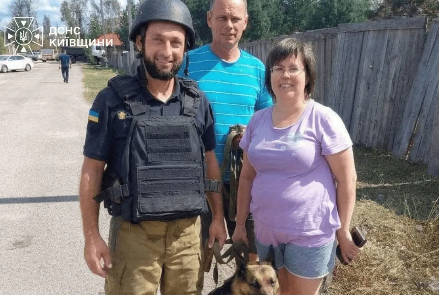 Спасатели спасли собаку из глубокой ямы под Киевом