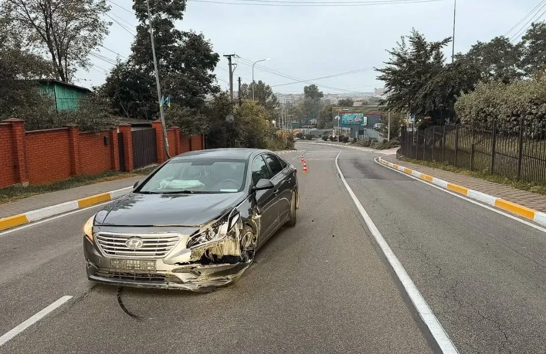 Пьяный водитель на автомобиле Hyundai вылетел на тротуар и сбил женщину под Киевом