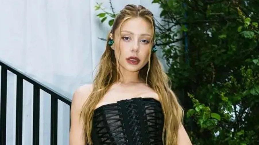 At a Tina Karol concert, a bat flew onto the stage during a song about her late husband