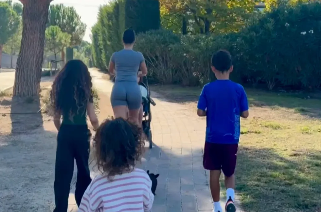Video: Ronaldo's wife, Georgina Rodríguez, was spotted out for a walk with their four children
