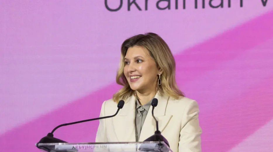 ظهرت السيدة زيلينسكا أمام الجمهور وهي ترتدي أقراطًا تبلغ قيمتها ما يصل إلى 80 ألف هريفنا