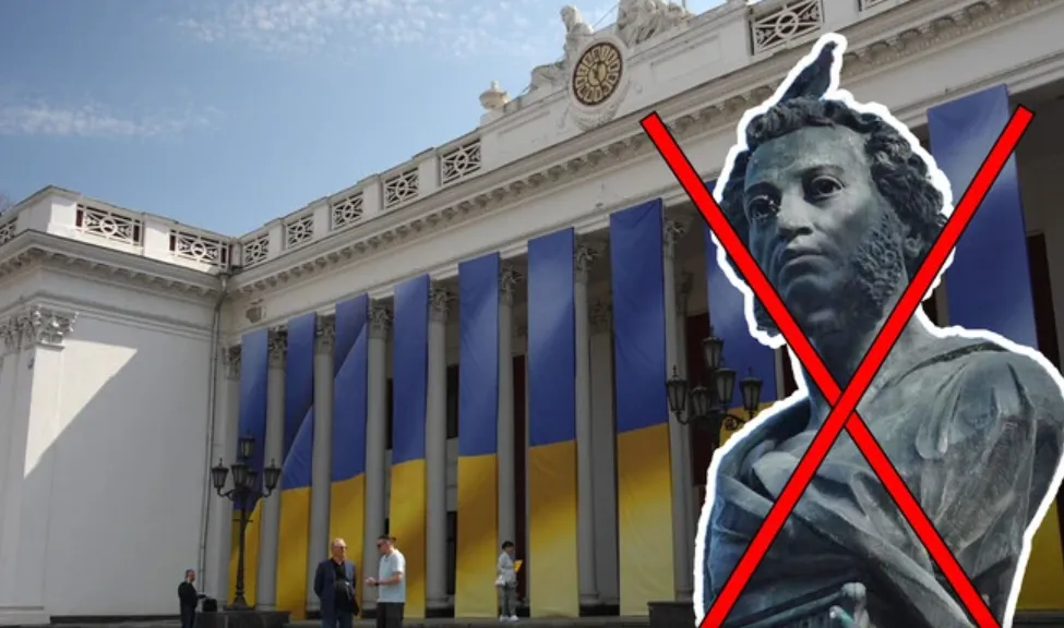 Фото: В Одесской области памятник Пушкину спрятали под металлическим куполом