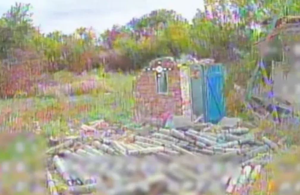 Film: Ukraińskie drony FPV zniszczyły skład amunicji i rosyjską samobieżną artylerię