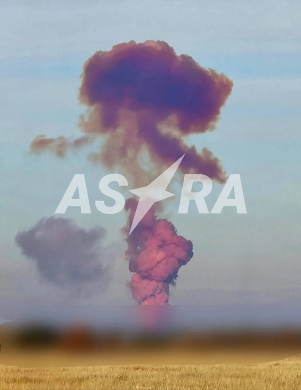 Фіолетовий дим після вибуху піднявся над ракетним полігоном рф під Оренбургом