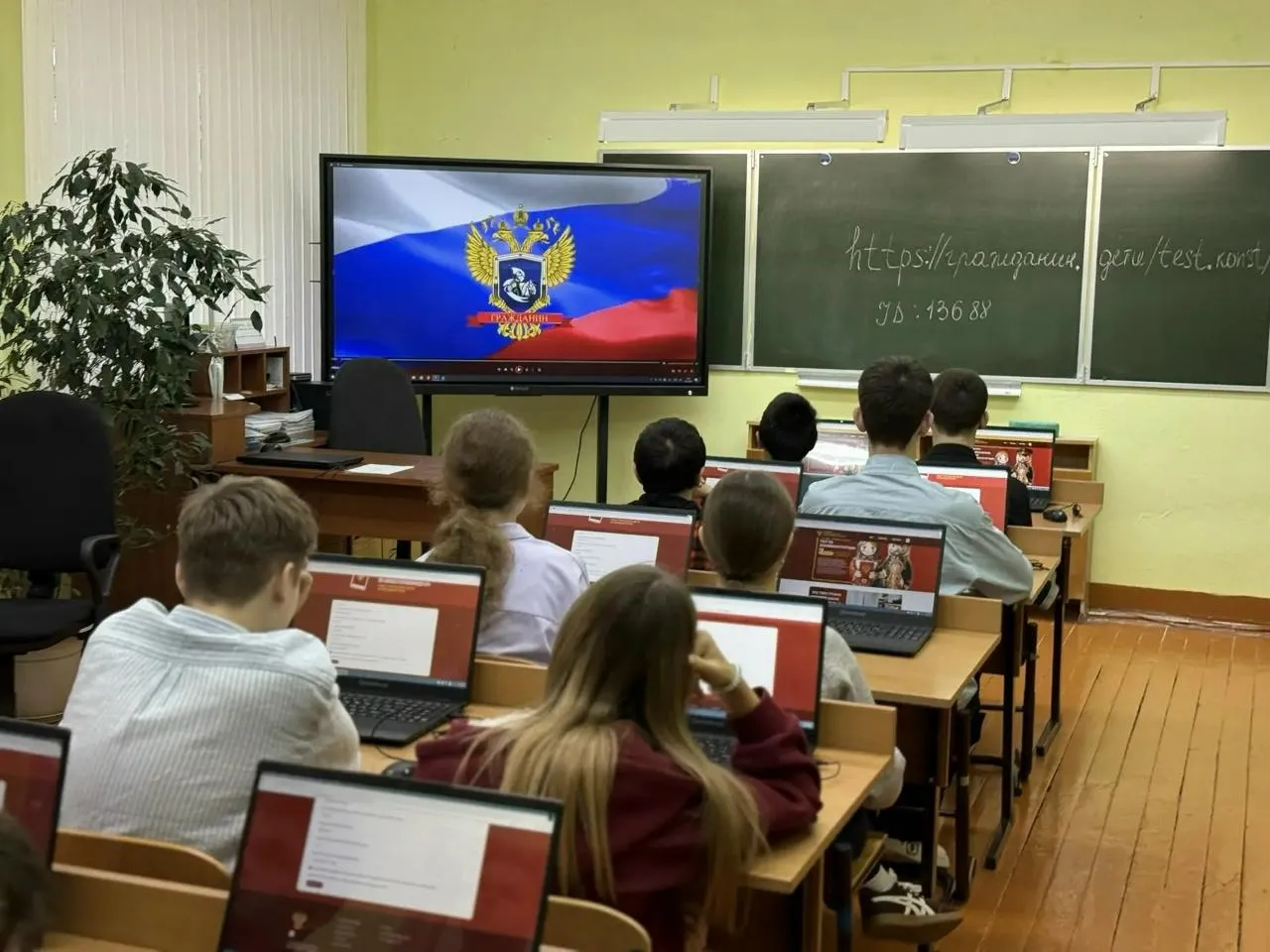 Російським школярам наказали знайти у Конституції пояснення словами Путіна, що кордони РФ ніде не закінчуються