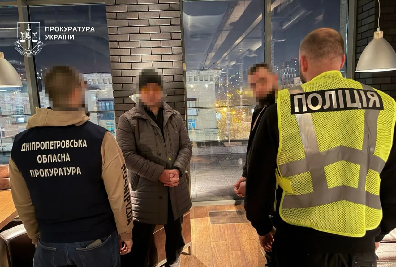 У Дніпрі затримали двох чоловіків за вимагання $35 тисяч «за неправильну поведінку»