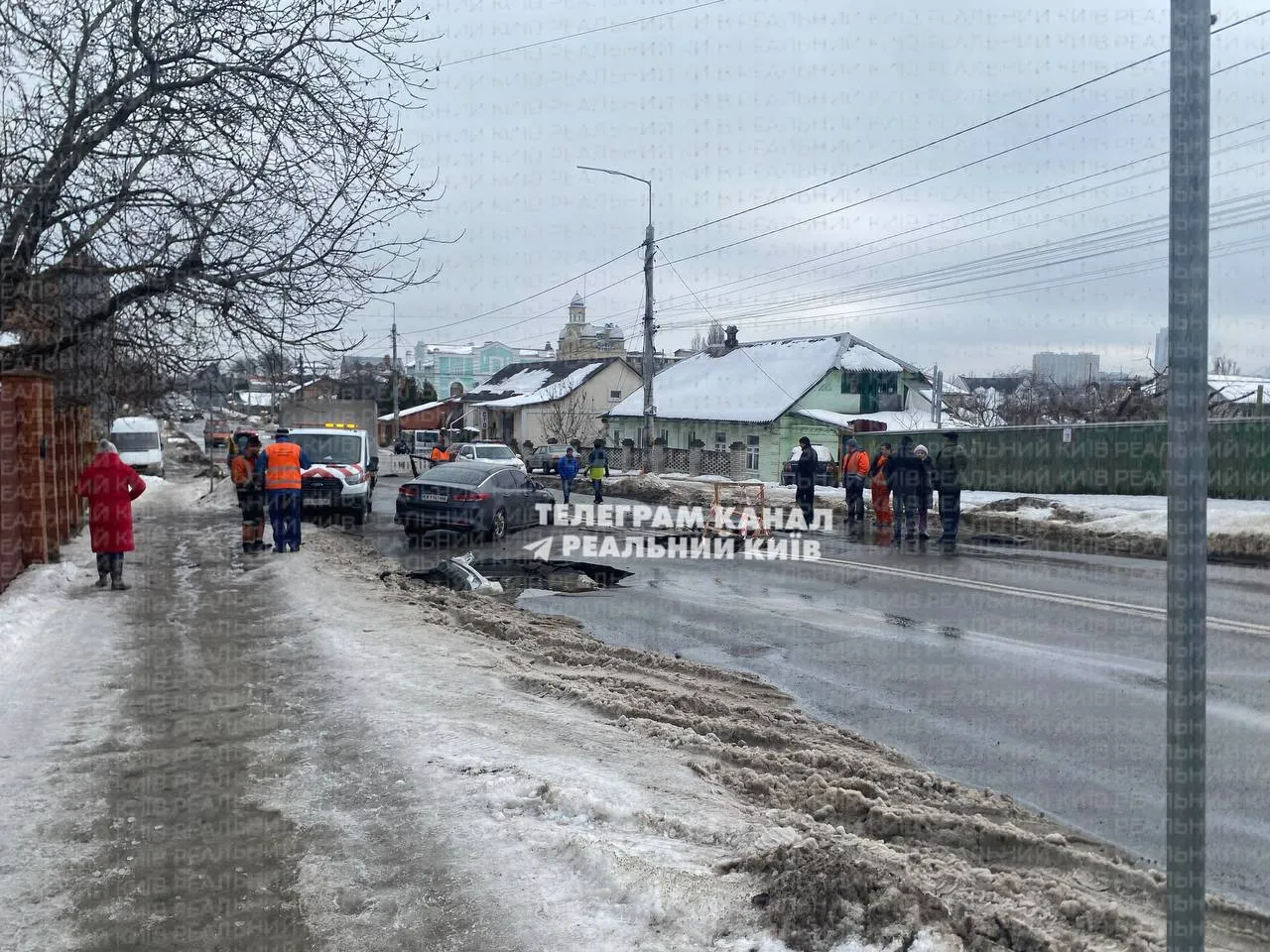На Білицькій у Києві провалився асфальт через прорив трубопроводу