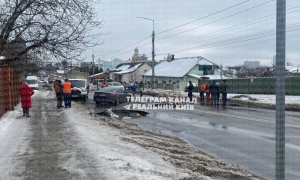 На Білицькій у Києві провалився асфальт через прорив трубопроводу