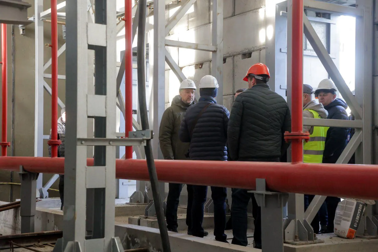 Шмигаль відвідав енергооб’єкт на заході України, де будують додаткові захисні споруди