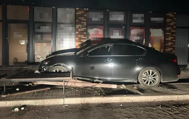 У Павлограді п’яний водій на Lexus збив двох дівчат і втік
