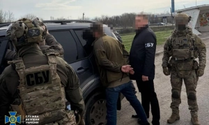 Фото: в Одесі на маяку розгорнули великий прапор України