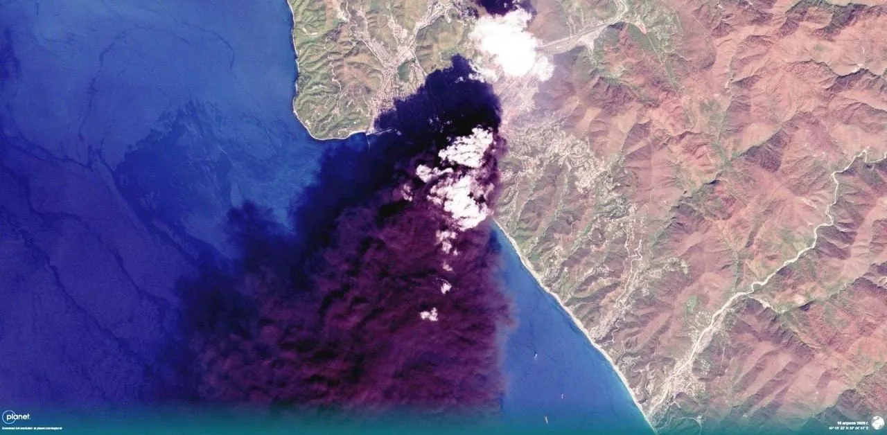 У Туапсе після удару по нафтобазі спалахнула масштабна пожежа, яку видно з космосу