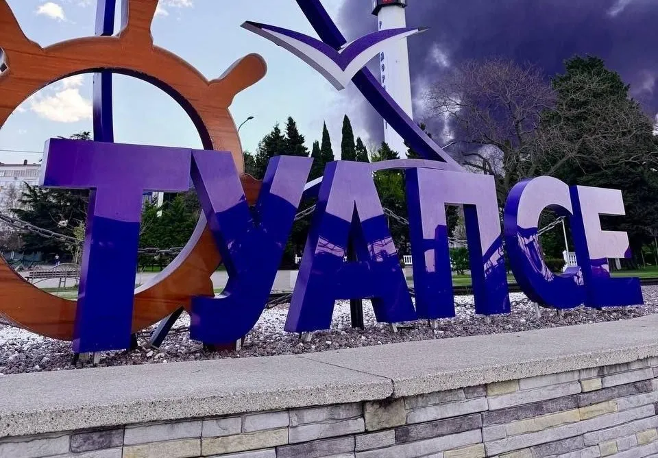 Видео: в российском Туапсе после атаки дронов до сих пор горит нефтетерминал