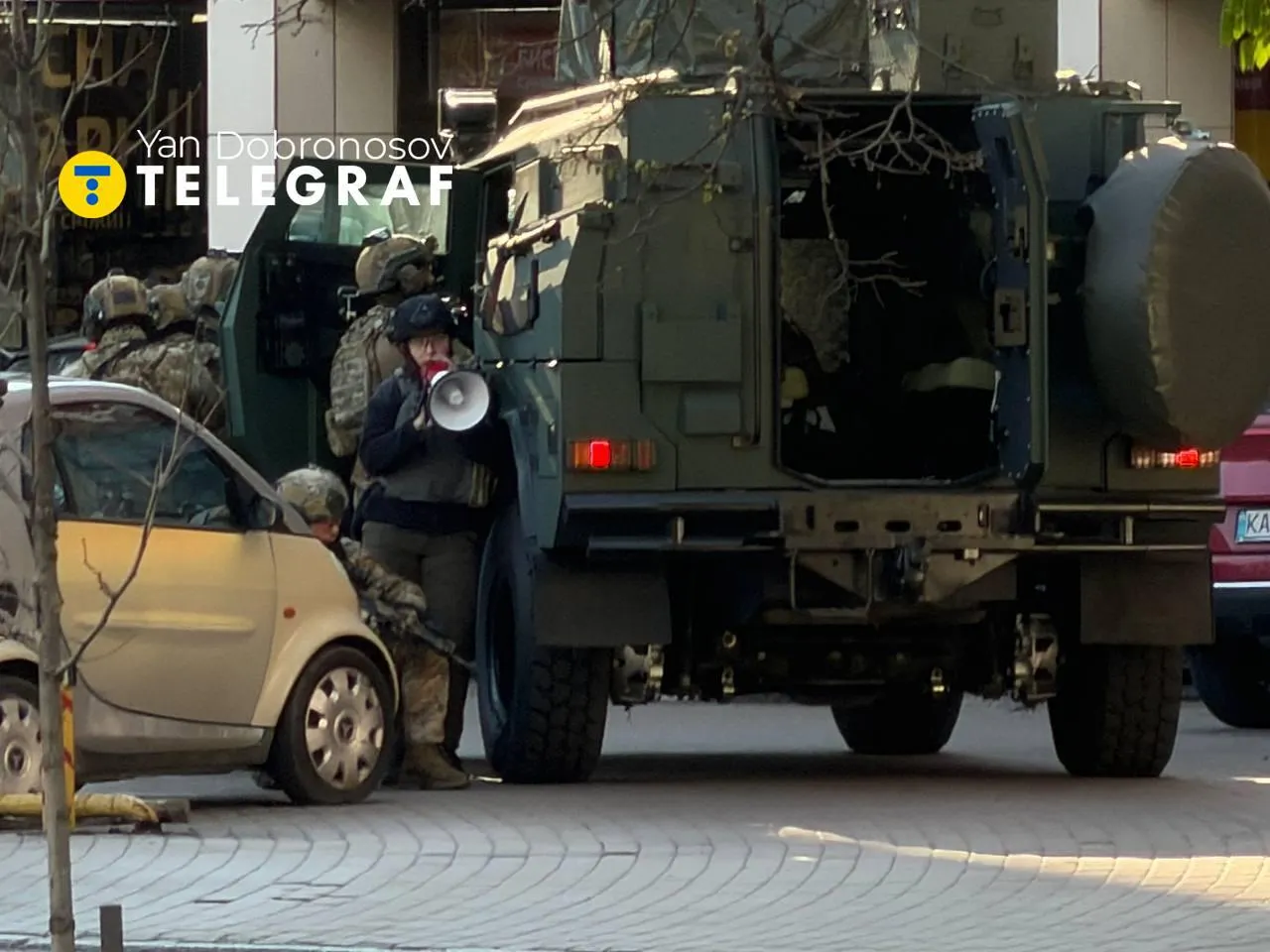 Штурм «Велмарта» в Киеве не начался, с нападавшим ведутся переговоры