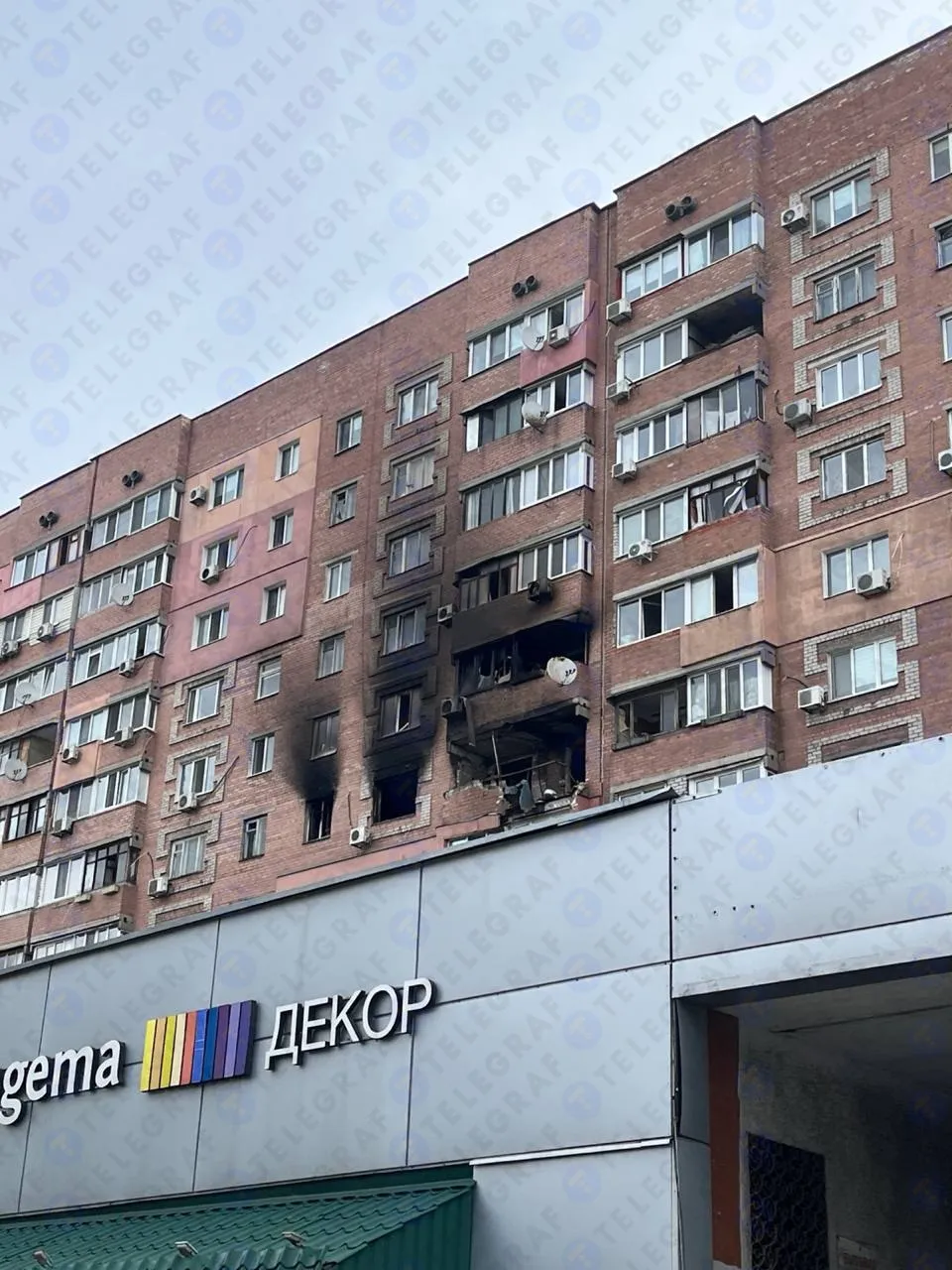 Відео: у Дніпрі волонтер рятував людей із власного зруйнованого будинку