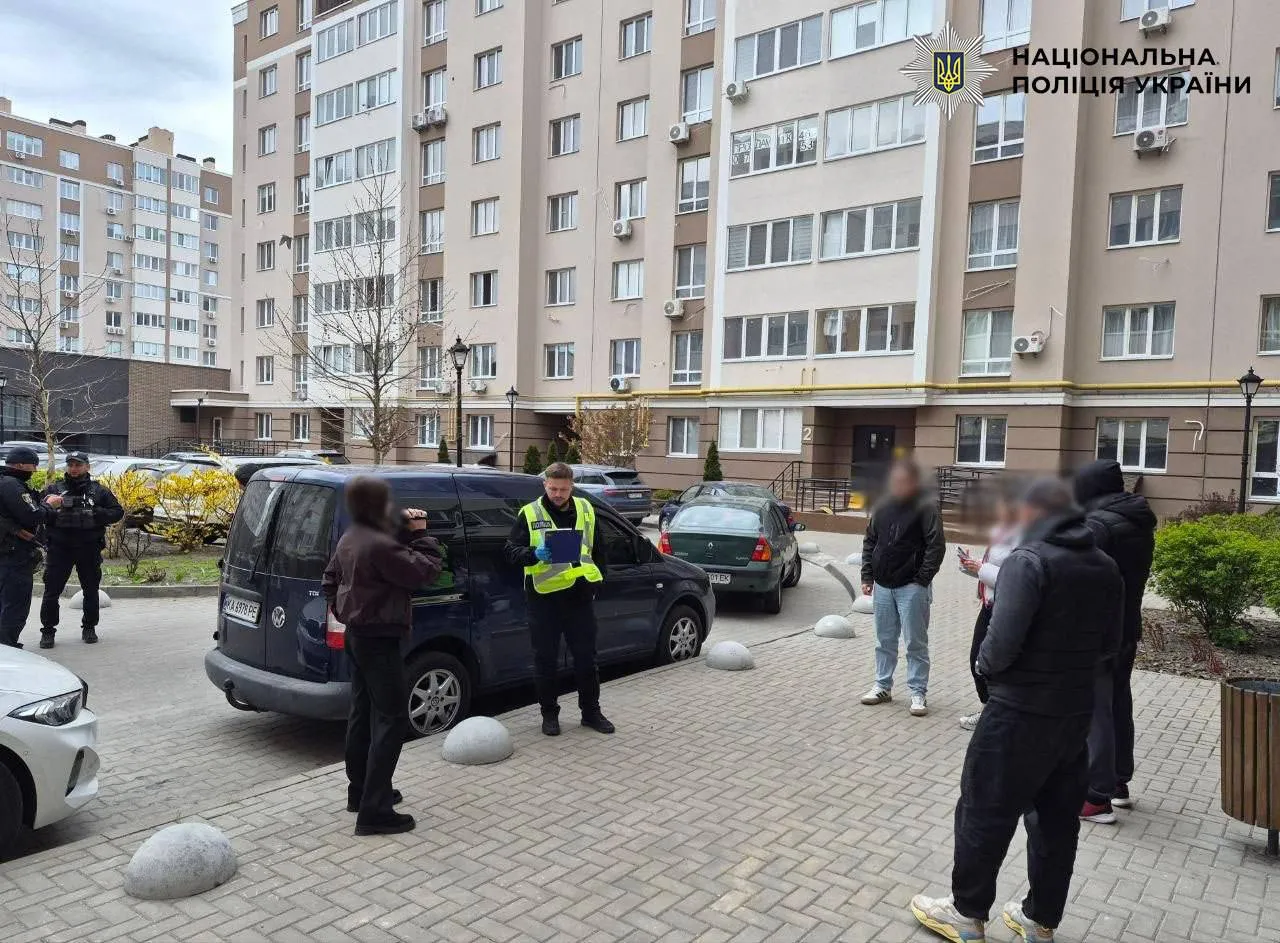 У Києві затримали чоловіка, який відкрив стрілянину по авто з жінкою та дитиною