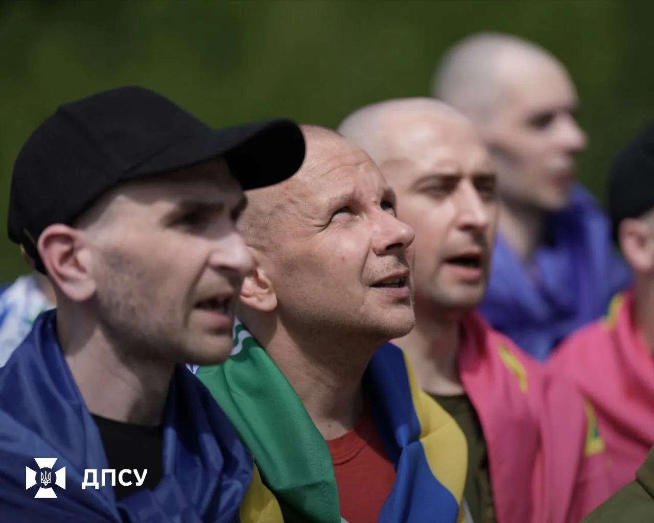 ВІДЕО: Звільнений із полону прикордонник уперше за роки побачив сина