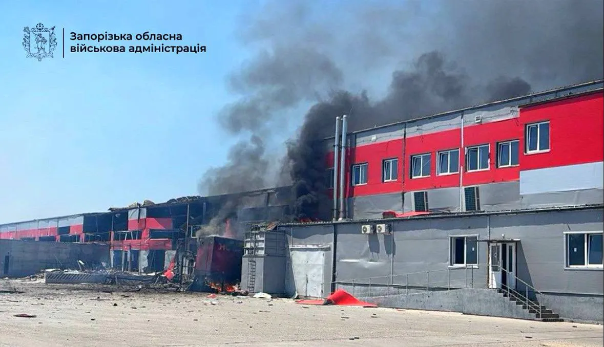 Росіяни вдарили по сортувальному центру Нової пошти у Запоріжжі