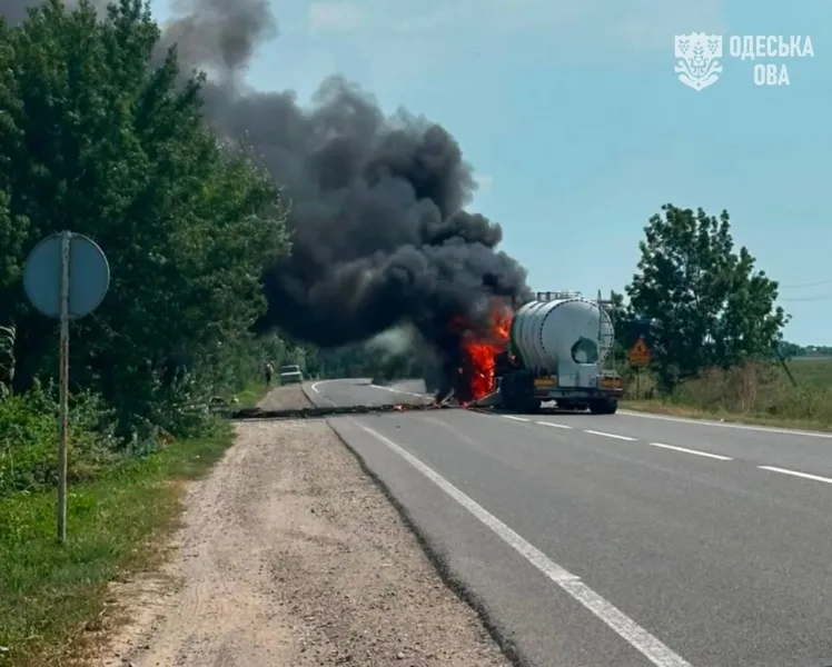 Росія вдарила по автоцистерні на трасі Одещини: двоє загиблих