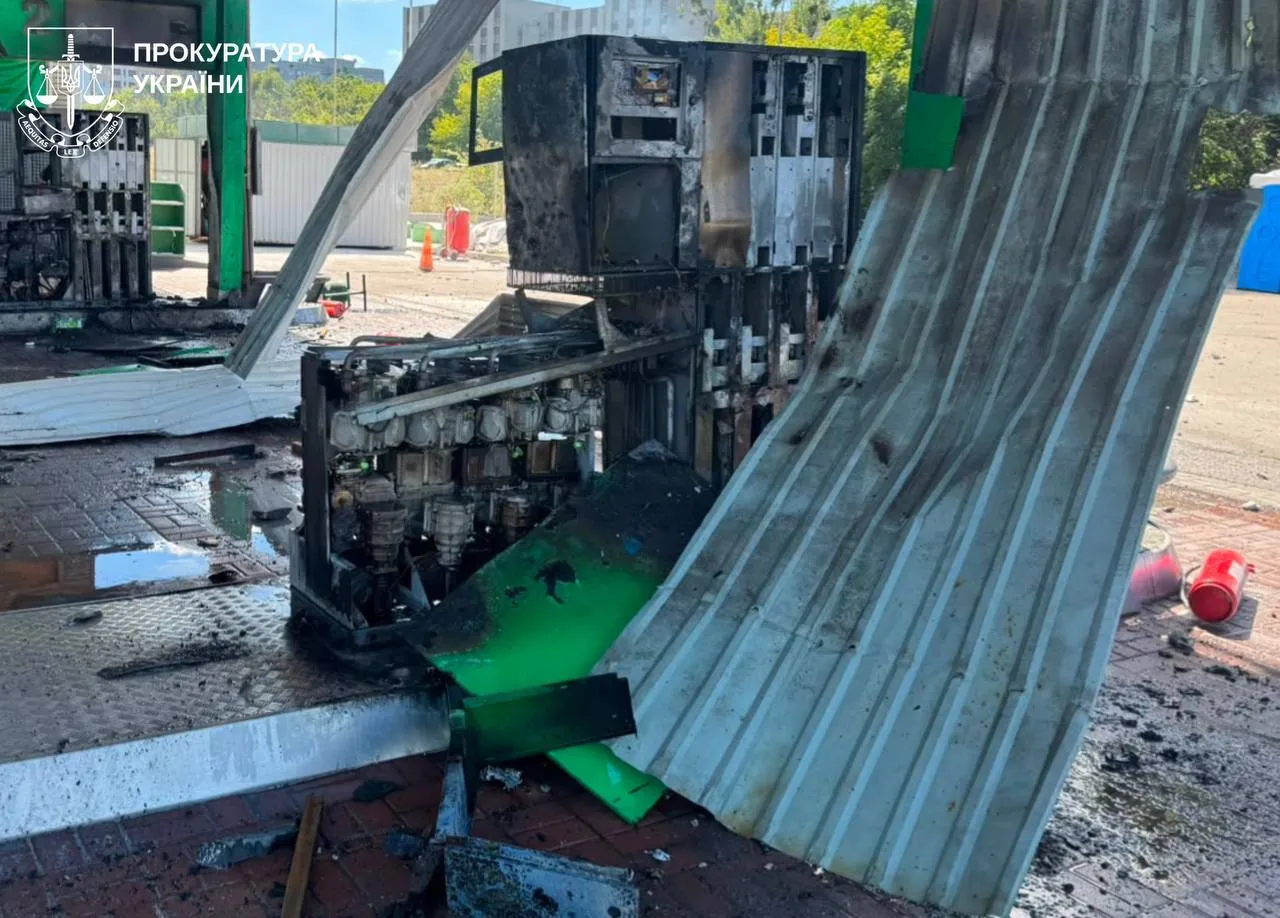 У Харкові росіяни атакували дві АЗС: постраждали двоє людей