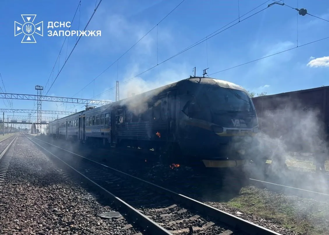 Россияне во второй раз за день обстреляли поезд в Запорожье, погиб железнодорожник