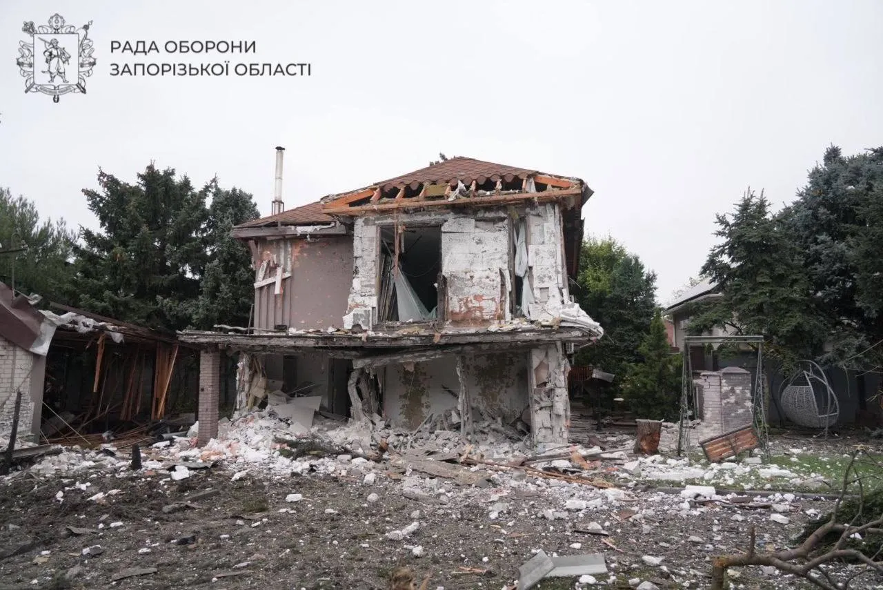 Видео: Россия обрушила удары на несколько улиц Запорожья, под завалами находятся люди