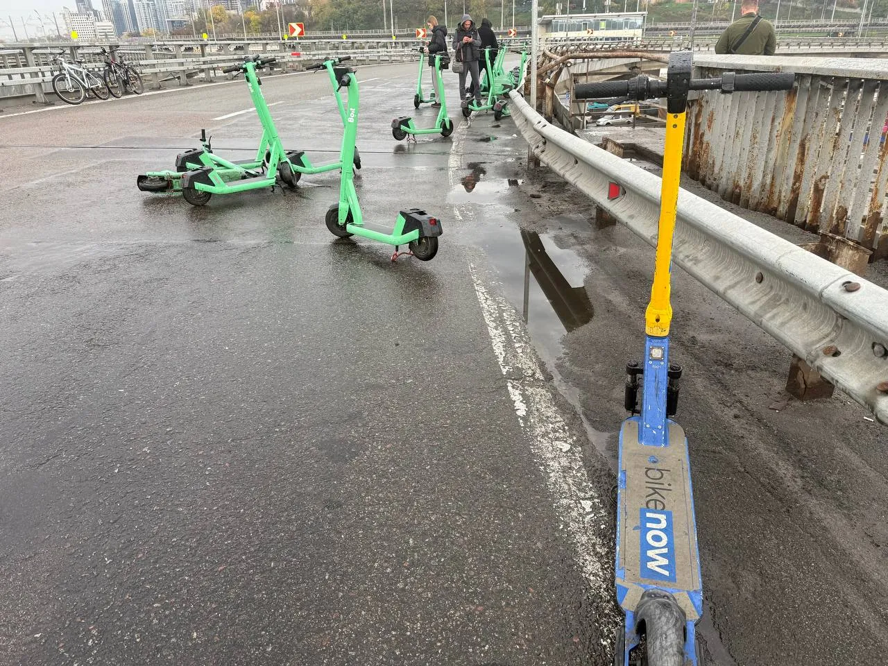 Жители Киева пересаживаются на самокаты из-за перекрытия Южного моста
