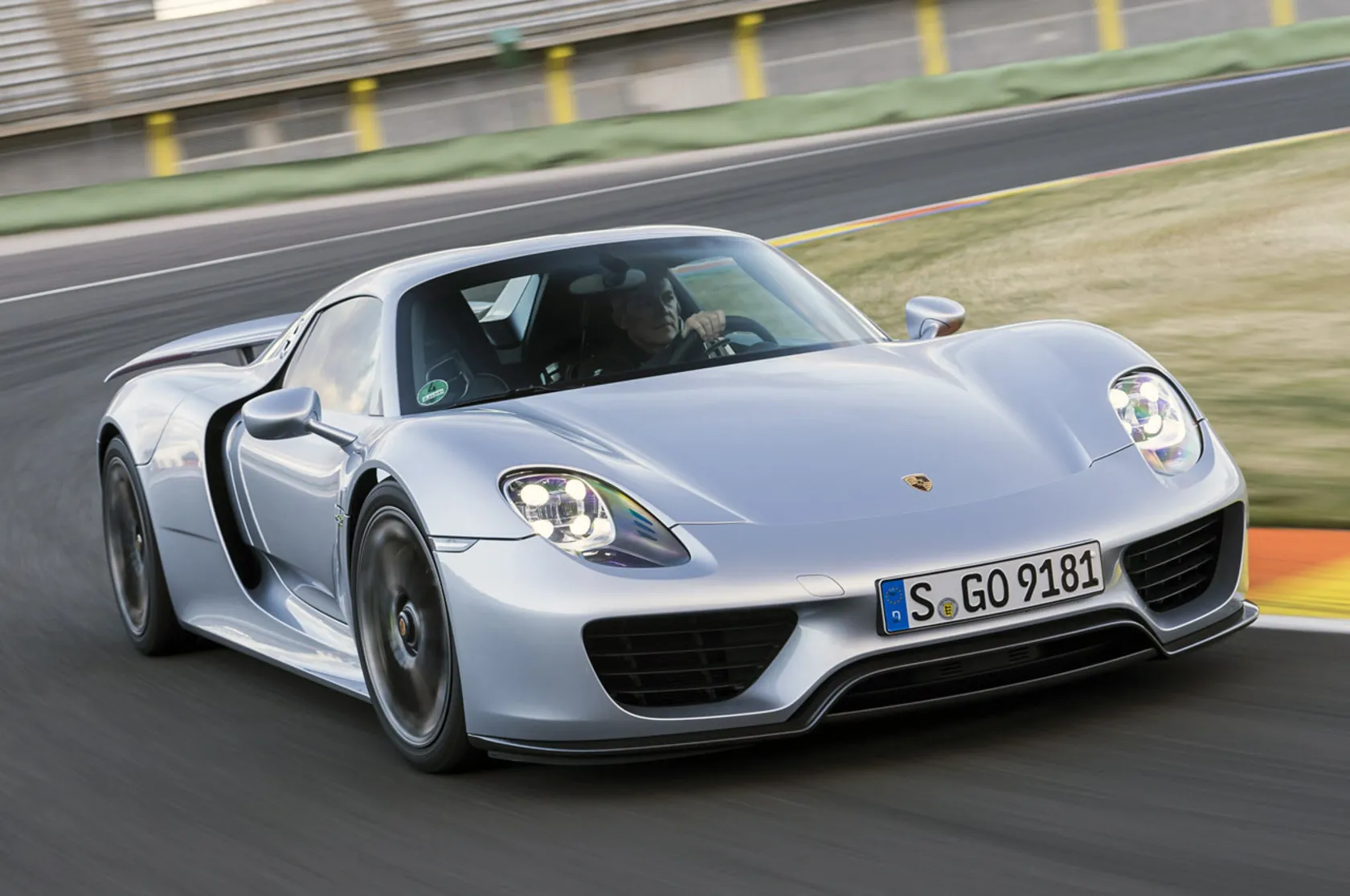 Сотні Porsche у росії заблокувалися через збій супутникової системи