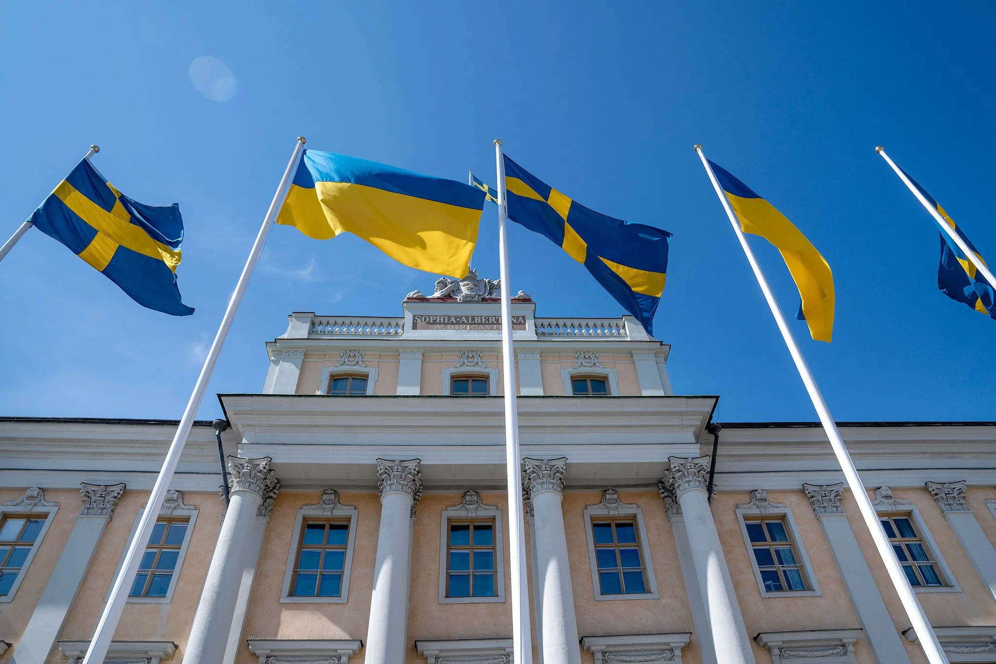 Шведські дипломати у посольстві в Києві також мерзнуть: сидять у куртках