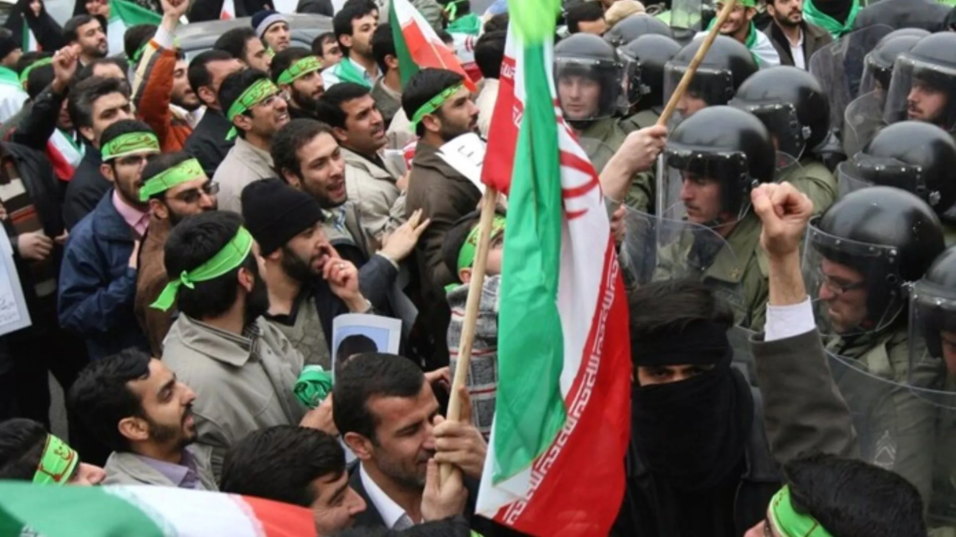 Масові протести тривають в Ірані: штурм поліції, жертви та обмеження інтернету