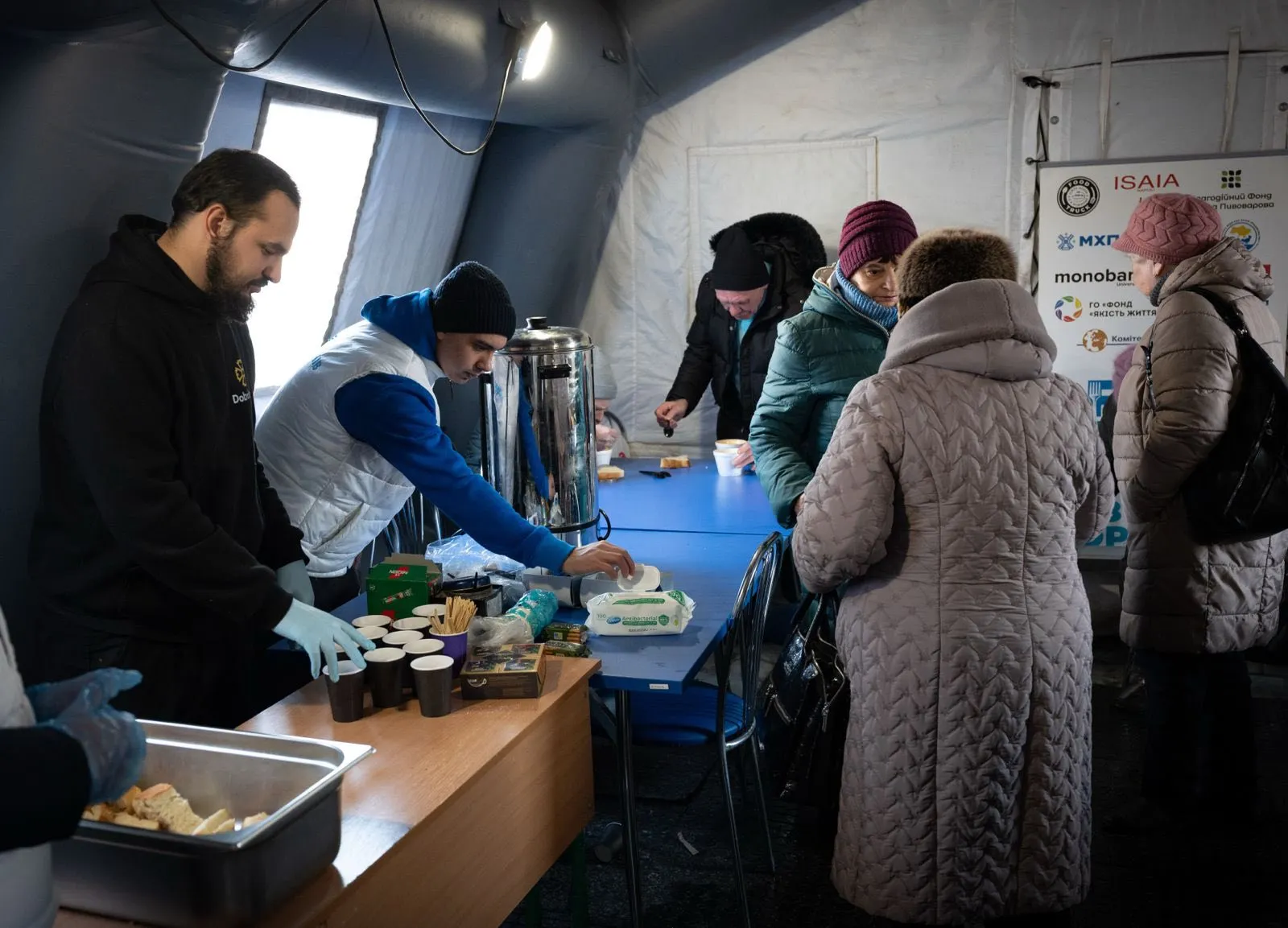 У пунктах обігріву ДСНС у Києві можна залишити запит на харчування — МВС