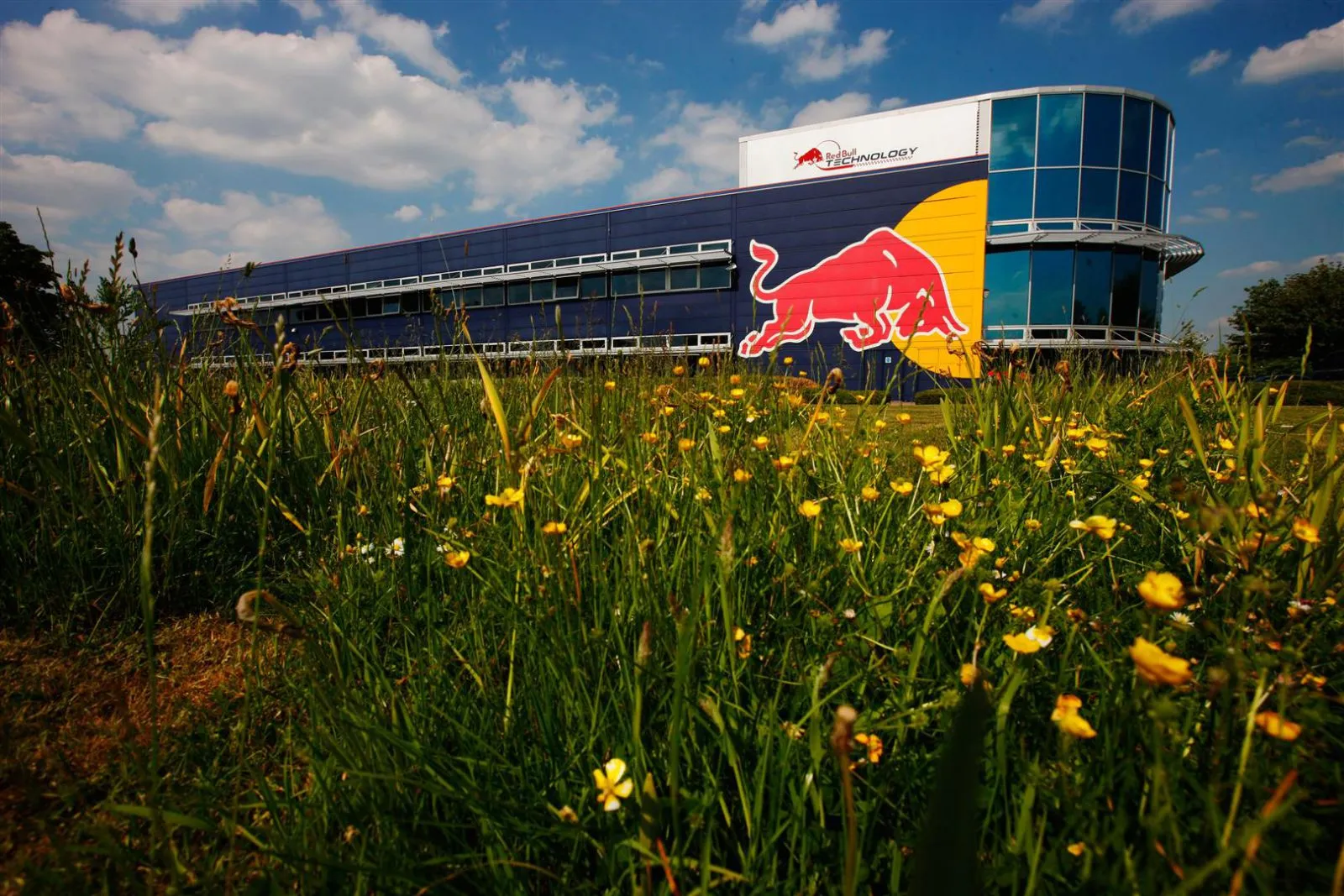 ЄС перевіряє Red Bull на можливе зловживання монополією