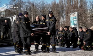 На Київщині попрощалися з рятувальником, загиблим під час ліквідації наслідків обстрілу