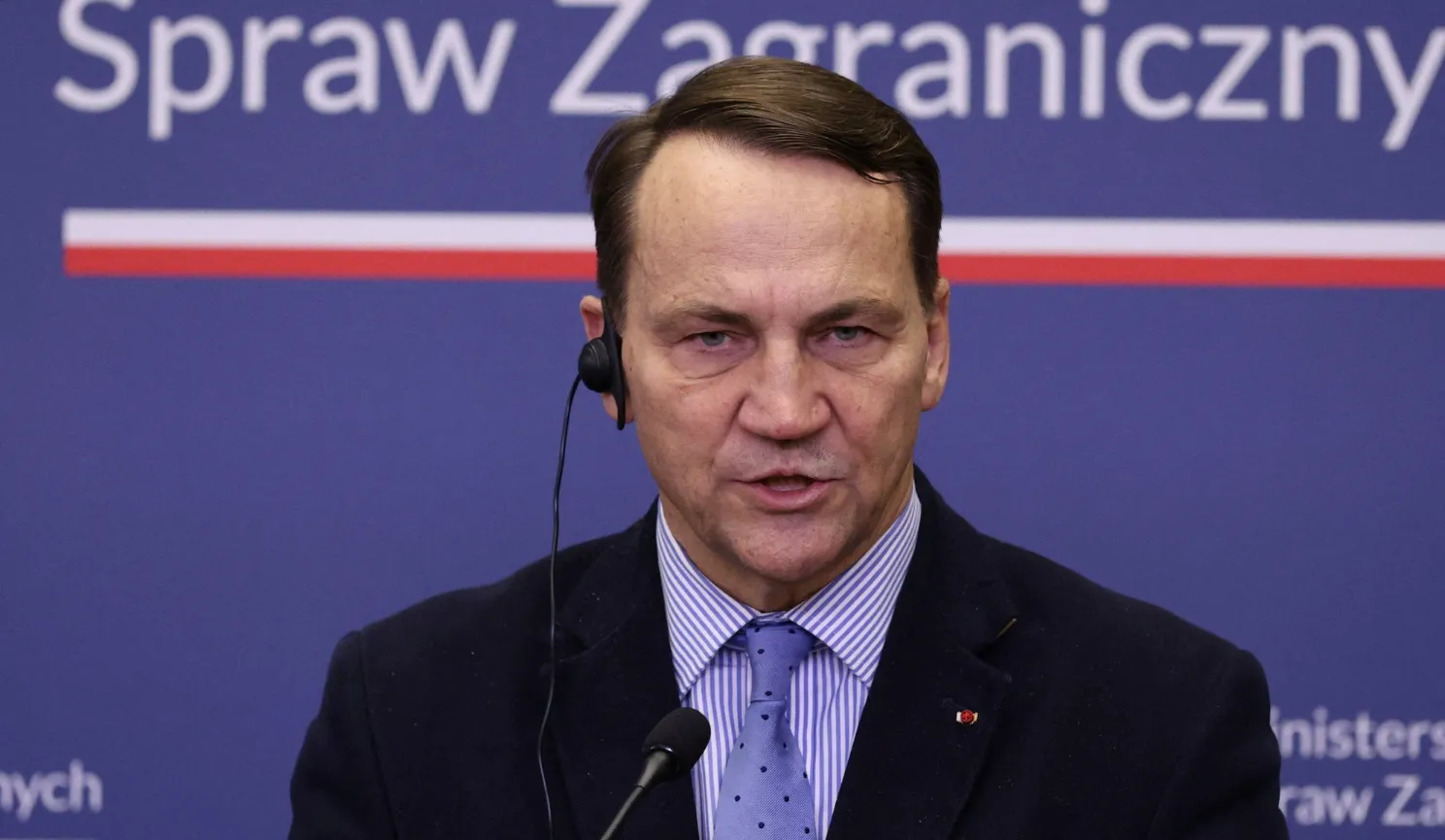 Сікорський звинуватив владу Угорщини у створенні ворожості до України