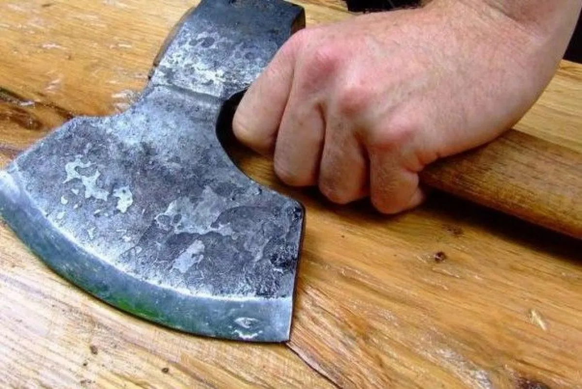 У Борисполі чоловік напав із сокирою на відвідувача кафе