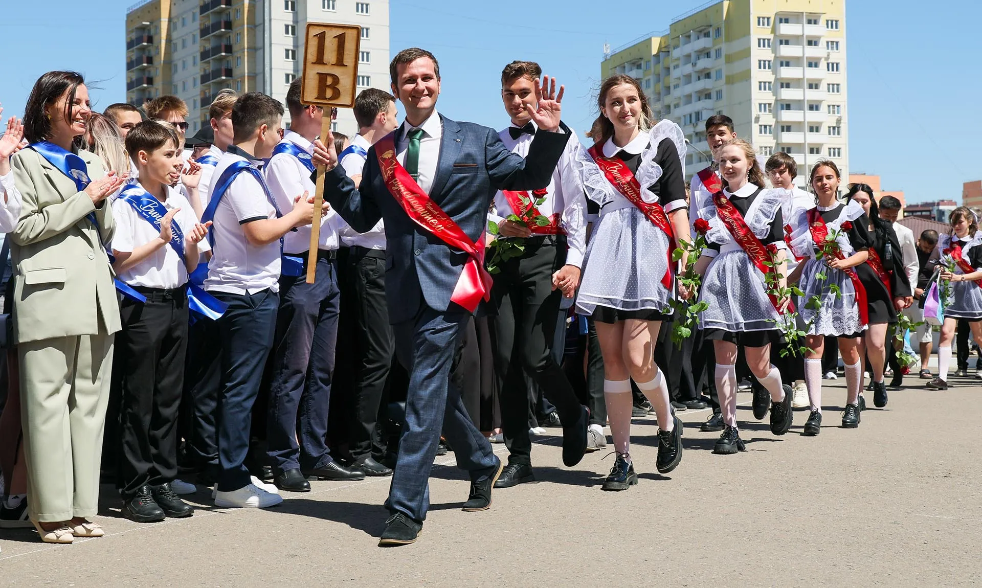 Випускникам у рф забороняють вальси під західні пісні