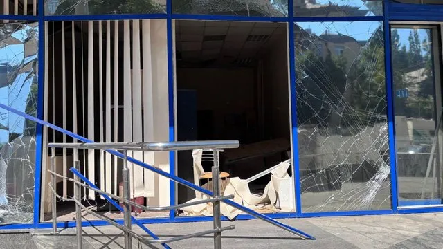В результате российского удара были повреждены школы, детские сады и центр международного образования в Киеве