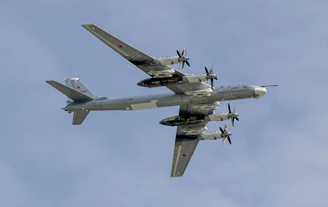 Сбитие российского Ту-95 на аэродроме Энгельс: появилось видео атаки