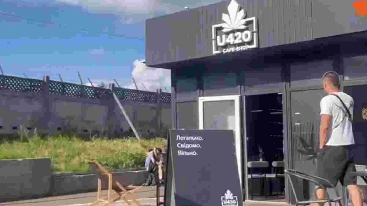 У Києві громлять магазини «U420» через підозри у продажі наркотиків дітям